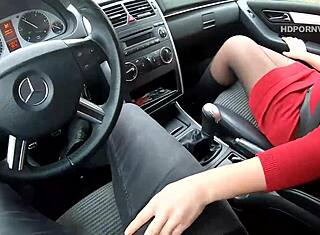 Teenager med store bryster og røv bliver knullet i bilen