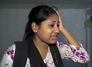 18-årig indisk pige bliver domineret i doggystyle af tre fyre